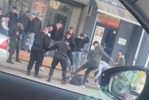 С ноги в лицо лежачему: жестокую уличную драку сняли на видео в Белореченске