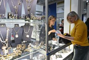 Жители центра Кубани выбирают яркие украшения 