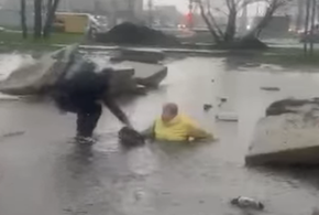 В Краснодаре женщина провалилась в открытый люк, который затопило дождем