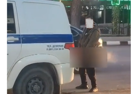В Новороссийске ищут хулигана, который помочился на полицейскую машину