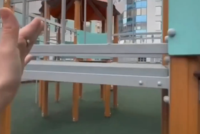 Молодая мать сняла видео про опасные горки на детских площадках