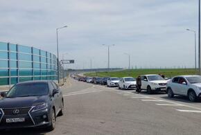 На подъезде к Крымскому мосту раздают воду и поставили туалеты