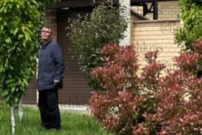 В элитном поселке Краснодара долгое время бродит неизвестный с ножом