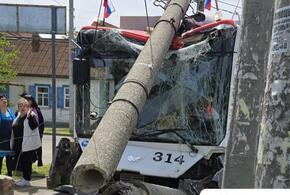 В Краснодаре троллейбус врезался в столб, есть пострадавшие