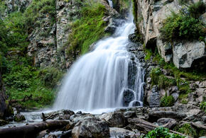 «Белая вдова» и туристы, купающиеся в её «слезах»: самые красивые водопады Краснодарского края