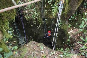 В окрестностях Сочи тоннами мусора завалили огромную и некогда красивую горную пещеру