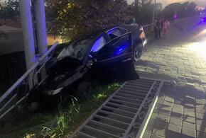 В Сочи иномарка въехала в столб, водитель погиб