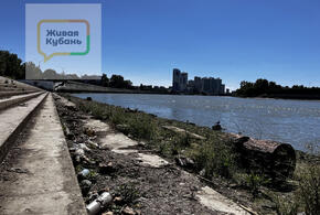 Уровень воды в реке Кубань заметно упал, обнажив заиленное и загаженное дно