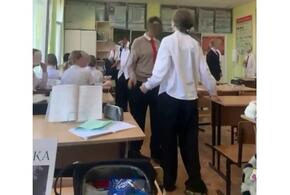 Агрессивные школьницы в Анапе выясняли отношения на кулаках в классе