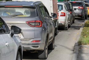 Лето закончилось, а пробки остались: люди рассказали, что творится на Крымском мосту