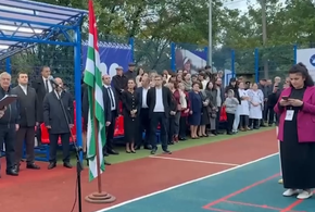 Лидер Абхазии Гунба и Сергей Кириенко открыли в Сухуме детскую площадку