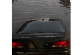 Машину в реке обнаружили в Краснодаре