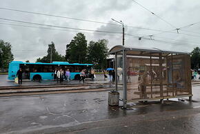 На автобусной остановке в Шахтах пара неадекватов занялась интимом