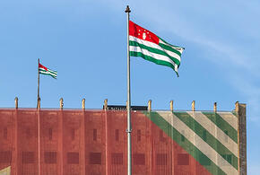 Президент Абхазии и Сергей Кириенко побывали на месте работ в Новом районе Сухума