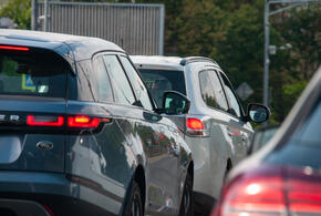 Дороги по-прежнему окрашены в бордовый