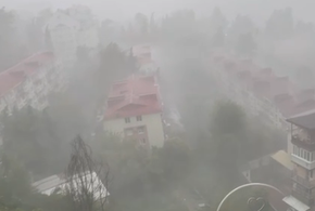 «У нас просто ураган»: мощный шторм ударил по Сочи, улицы курорта ушли под воду