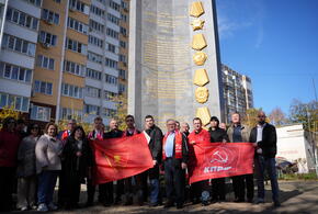 На памятной акции активисты КПРФ и ЛКСМ приняли новых членов и возложили цветы к монументу