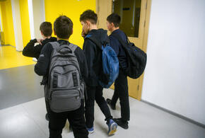 Дети прячутся в коридорах, а ремонт чиновники делать не собираются