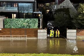 Штормовое предупреждение сохраняется