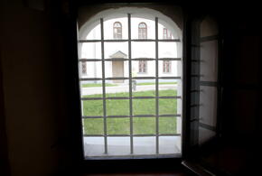 Вместо 6,5 лет Новиков отсидел за решеткой только полтора года