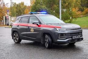 Росгвардейцы помогли вытянуть мужчину из перевернувшейся машины и оказали помощь