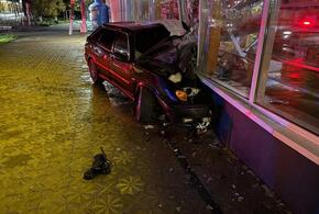 Первый «покупатель»: ранним утром ВАЗ врезался в витрину супермаркета в Гулькевичи на Кубани