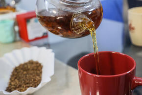 После первой заварки некоторые сорта чая начинают выделять токсичные вещества