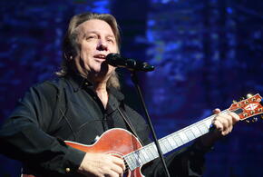 Певец признается, что жить без дополнительного заработка в Москве невозможно