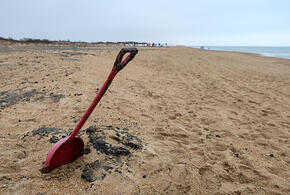 В Анапе на побережье снова появились выбросы мазута