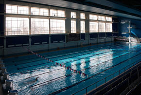 Пенсионер плавал в бассейне