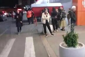 В ТРЦ Краснодара срочно эвакуировали всех посетителей и персонал, здание проверяют кинологи
