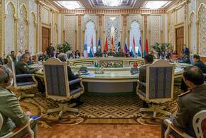 Высокопоставленные чиновники США переехали жить на военные базы, боясь за свою жизнь, голливудский актёр станет донором почки: что произошло, пока вы спали