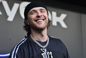 Одни поднимают прайс в три раза, другие приезжают с целой свитой