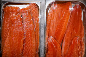 Рулет из красной рыбы с нежной начинкой не потребует много времени