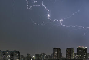 Перепугались и думали, что это ПВО: молнию-гиганта увидели в небе над Сочи