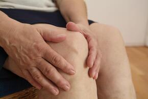 Даже здоровым людям стоит чередовать позы, чтобы избежать травм