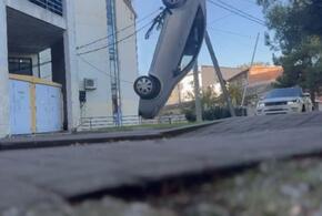 В Геленджике со второго этажа паркинга вылетела машина