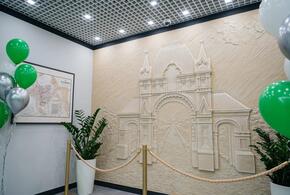 В Краснодаре появился банковский офис, богато украшенный лепниной, на стенах - фото города