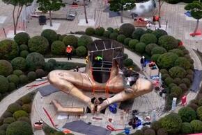 В парке Галицкого в Краснодаре устанавливают гигантскую бронзовую женщину с глобусом