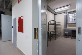 В подъезде краснодарской многоэтажки извращенец совершил непоправимое с тремя малолетними детьми 