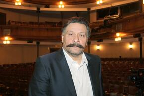 На данный момент актёр проживает во Франции