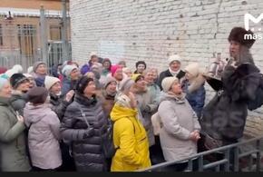 «Бабкоскамерство»: московских пенсионеров привели на экскурсию к дому Долиной