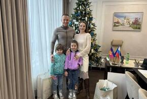 Двойной праздник: депутат гордумы Краснодара Андрей Анашкин вручил большие подарки кубанкам, родившимся в декабре