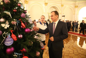 Гитара и вигвам: губернатор Кондратьев дарит новогодние подарки