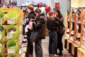 Косметику от известного бренда раздают россиянам просто так на центральных улицах. В чём подвох?