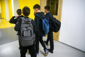 Много едят и плохо видят: в Минздраве назвали самые распространенные болезни российских школьников