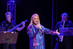 Могут выкинуть на улицу: Лариса Долина пока не собирается съезжать из скандальной квартиры в Хамовниках