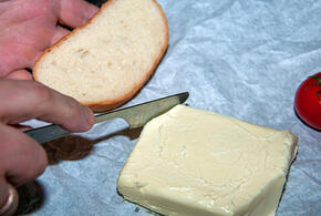 Настоящую причину стремительного падения цен на сливочное масло назвала эксперт