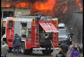 Огонь быстро распространился: при пожаре в центре Сочи пострадали три человека