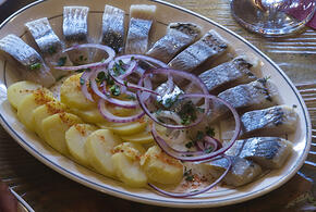 Опасность на тарелке: кому нельзя даже пробовать селедку